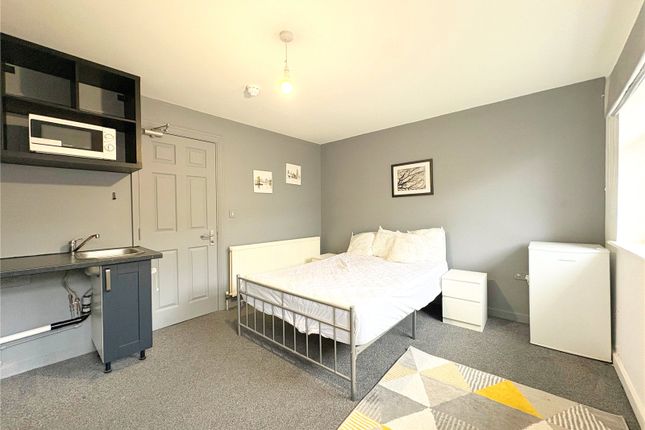 Room 2, 27, Regency Close, Essex photo 2