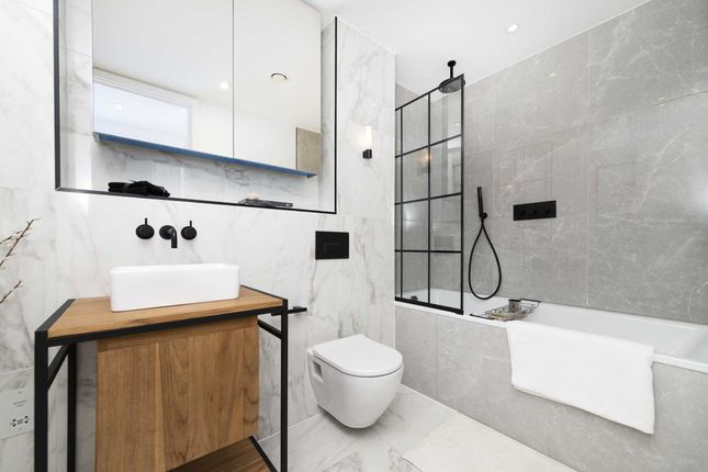 Flat for sale in Osborn Street, London