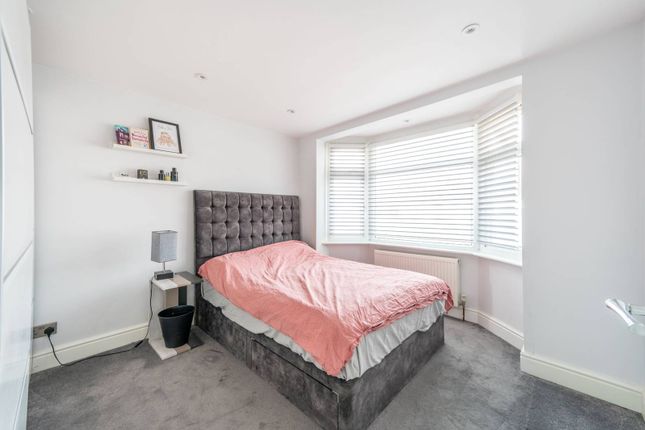 Conway Crescent, Perivale photo 4