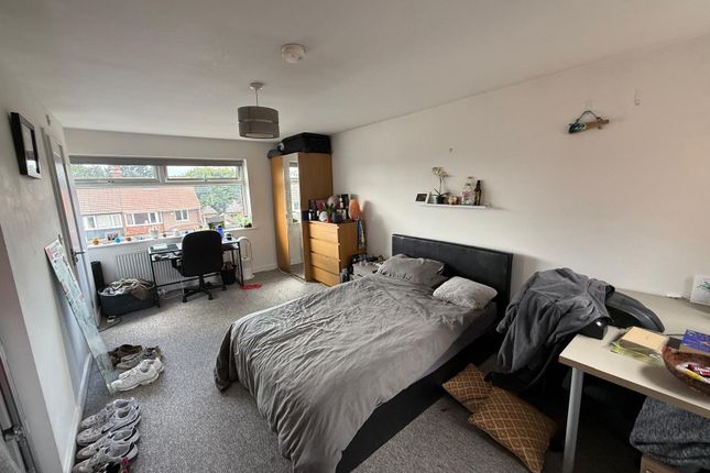 Room 6,, 69 Moseley Wood Gardens, Leeds photo 2