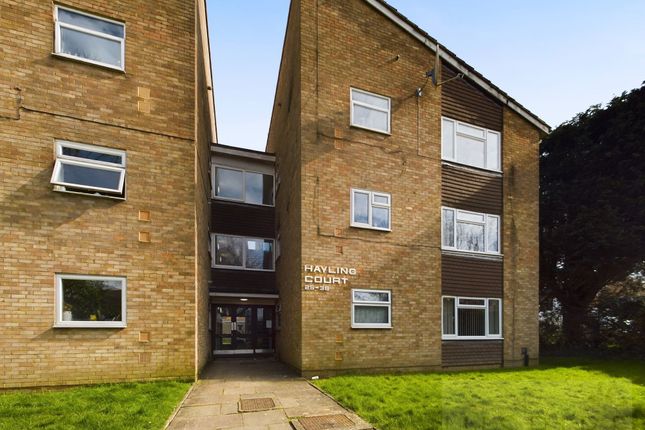 Flat to rent in Hayling Court, Crawley