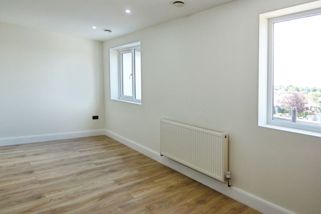 Flat 2, 31, Waverley Way, CARSHALTON photo 3