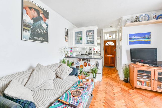 1-bed flat on Hartington Court, Lansdowne Way, Stockwell, £250,000