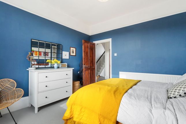 Flat for sale in Finsbury Park Road, London