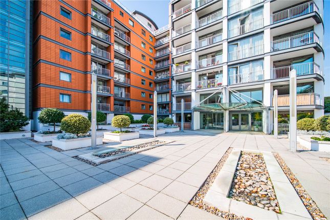 Thumbnail Flat to rent in Holland Gardens, Brentford, Middlesex