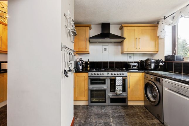 30, Mount Crescent, Wakefield photo 3