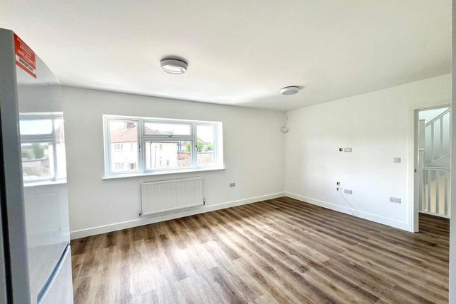 Hemming Way, Watford photo 3