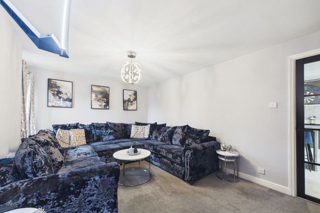 8 Hatford Close, Manchester photo 4
