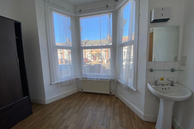 3, Mayfair Avenue, Illford photo 4