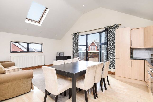 Flat 15, 9-11, Gleneldon Road, London photo 2
