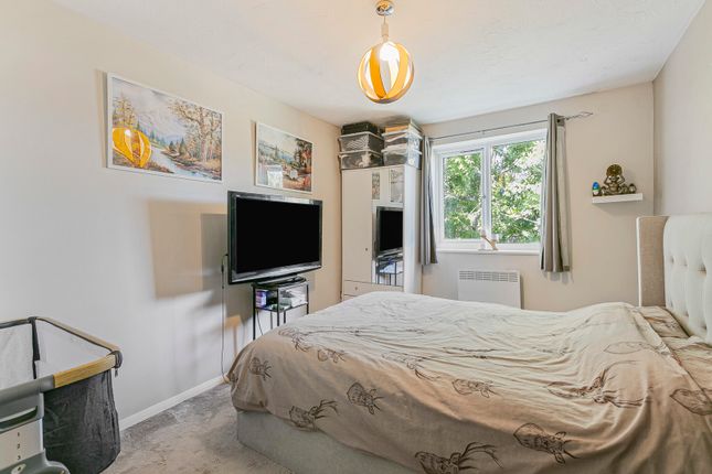 78, Seymour Way, Surrey photo 4