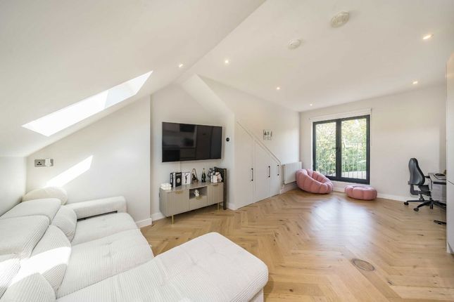 Flat 5, 26, Inglis Road, London photo 2