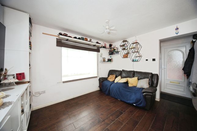 34, Howard Close, Luton photo 3