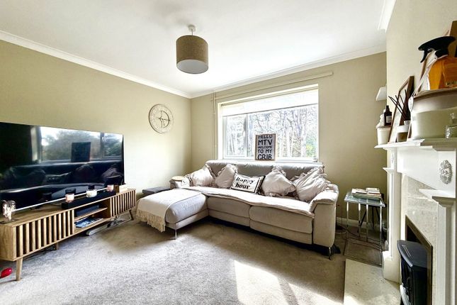 49, May Close, Chessington photo 2