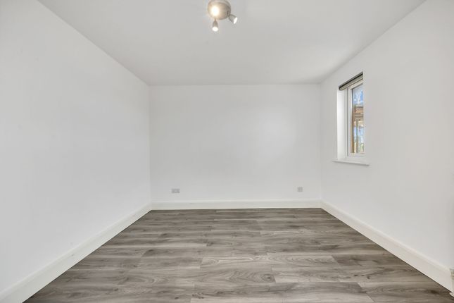 6 Cornmow Drive, London photo 4