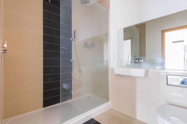 6 River Heights, London photo 4