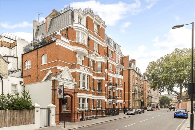 Maisonette to rent in Prince Edward Mansions, Moscow Road, London