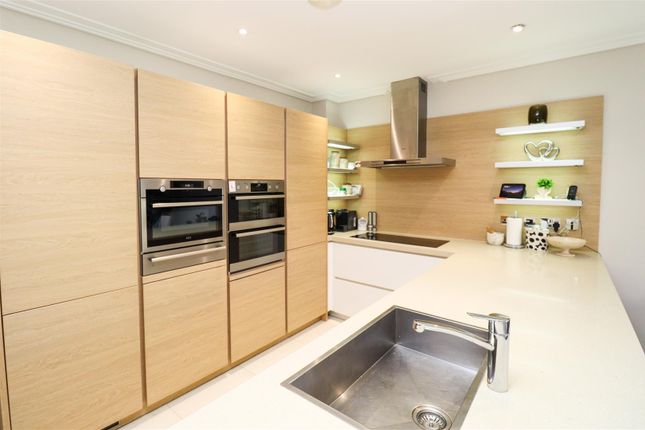 38, Willowbourne, Fleet photo 4