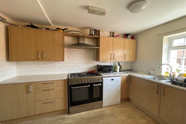 Room to rent in Croyde Avenue, Corby
