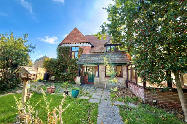 3-bed detached on The Avenue, Totland Bay, £349,000