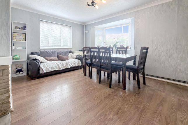Sparrow Farm Drive, Feltham photo 3