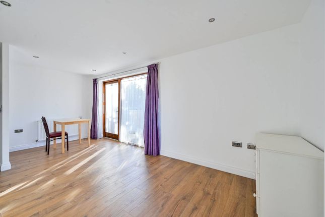 Flat to rent in Trevithick Way, Bow, London