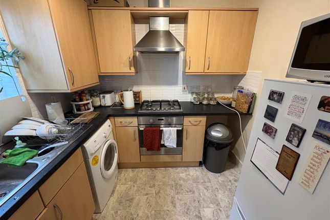 61, Sandhill Close, Bradford photo 2