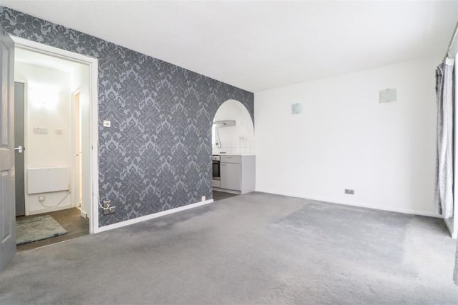 34, Newbridge Close, Broadbridge Heath photo 4