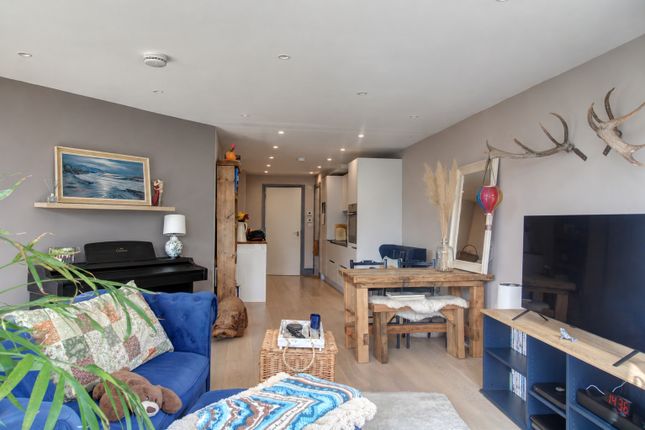 Flat 6 The Pavilion, Graylands Estate, Langhurstwood Road, Horsham photo 4