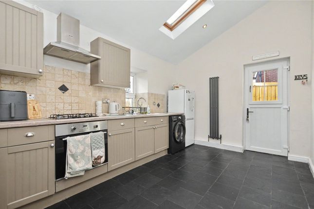 136, Wood Lane, Leeds photo 3