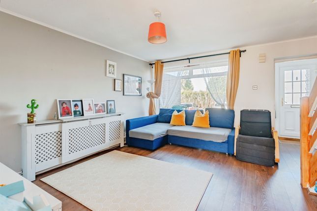 23, Avondale Close, Horley photo 4