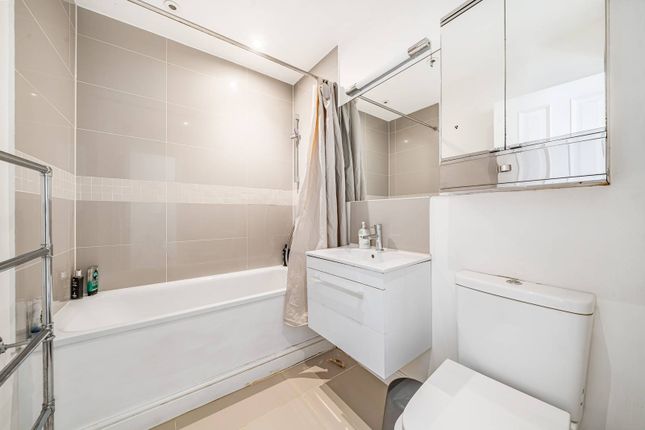 Flat for sale in Fulham Palace Road, Bishop's Park, London