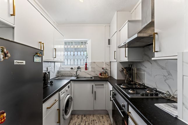 Flat 18, Stevenson House, 28, Latchmere Road, London photo 4