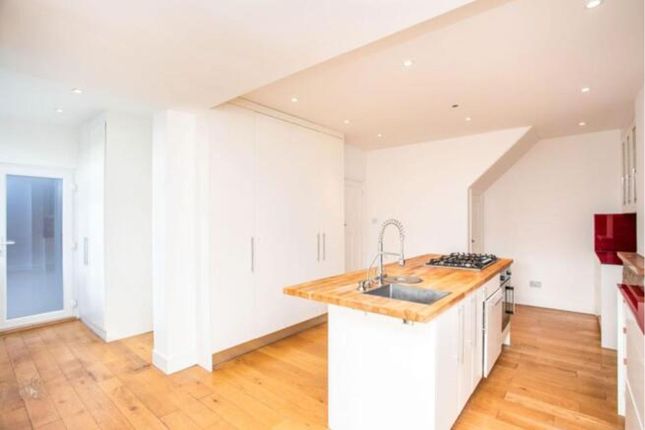 11, Farndale Crescent, Greenford photo 2
