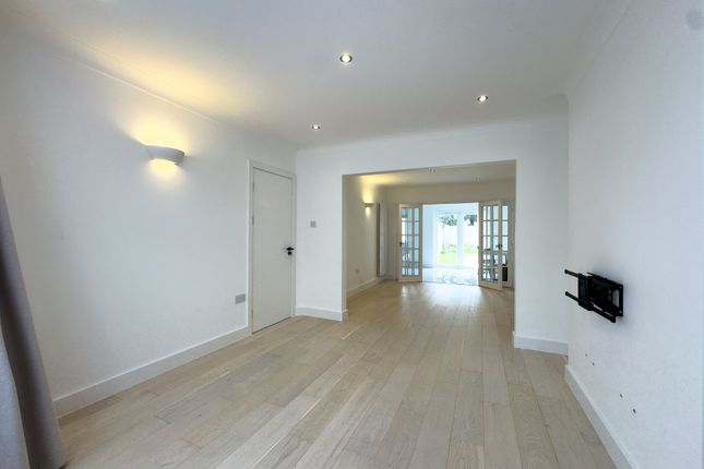 95 Francklyn Gardens, Edgware photo 4