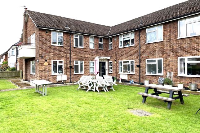 Thumbnail Flat for sale in Cecil Close, Chessington, Surrey.