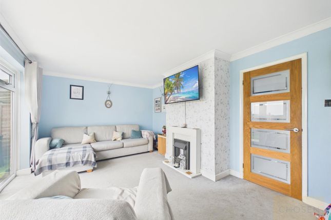 19, Westover Court, Gloucester photo 2