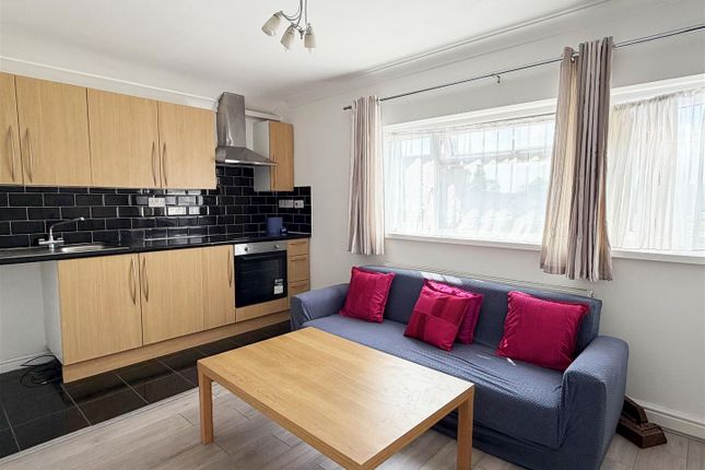 First Floor Flat, 134 Clare Road, Staines-Upon-Thames photo 2