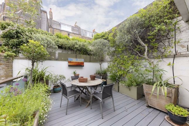 Flat for sale in Brownlow Mews, London