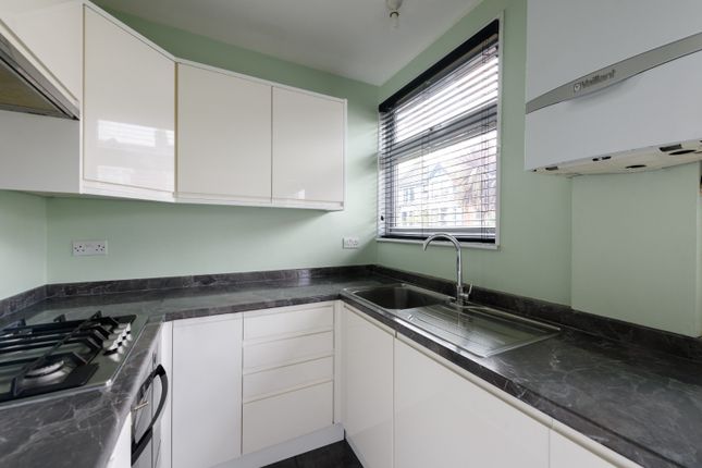 Flat 1, 37 Forest Drive West, London photo 3