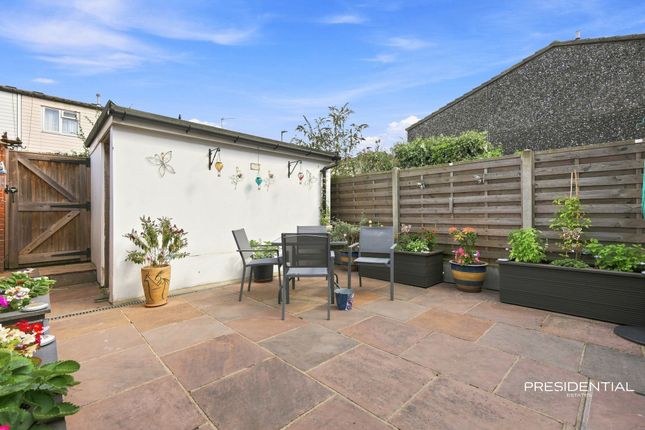 72 Limes Avenue, Chigwell photo 4