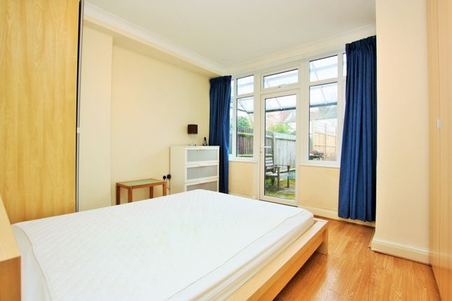 34 Highcroft Gardens, London photo 4