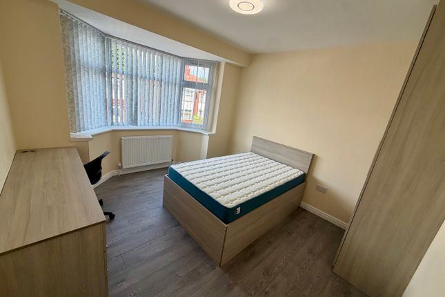 56, Manchester photo 4
