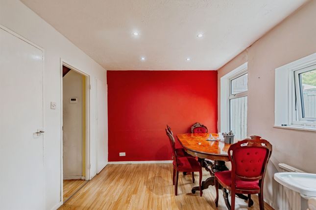 11, Shaws Road, Crawley photo 4