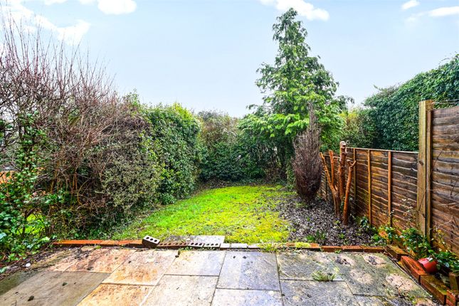 13, Burgess Close, Hook photo 2