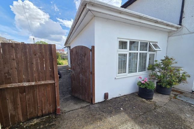 Studio Flat, 16 Pinglestone Close, Harmondsworth, WEST DRAYTON photo 5