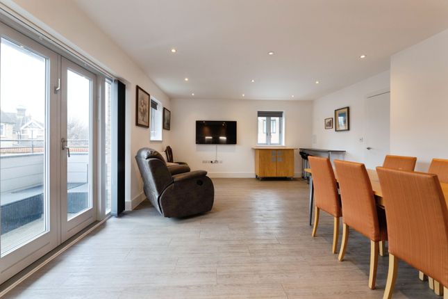 Flat 4/Athlone House, 14 Thomas Barnardo Way, Ilford photo 3