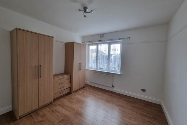 Flat to rent in Beresford Gardens, Enfield