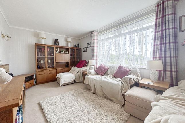 28, Churchward Avenue, Weymouth photo 4