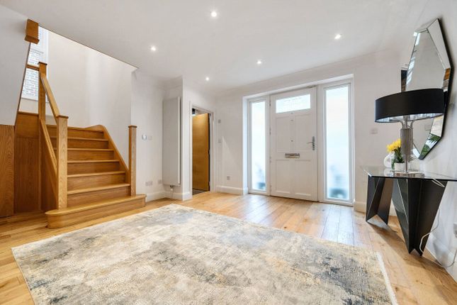 21, Harmsworth Way, London photo 2